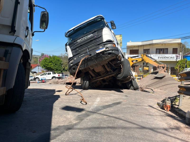 FOTOS: Caminhão cai em buraco durante reparo de adutora em Santa Cruz do Sul