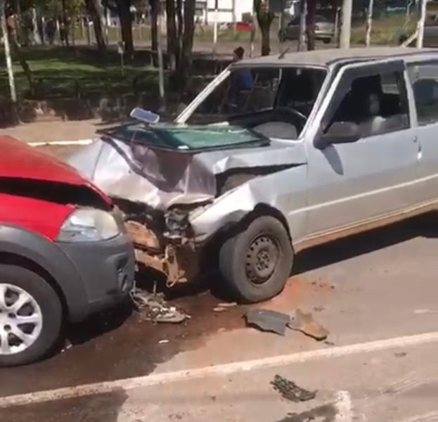 Acidente entre dois carros deixa duas pessoas feridas em Vera Cruz