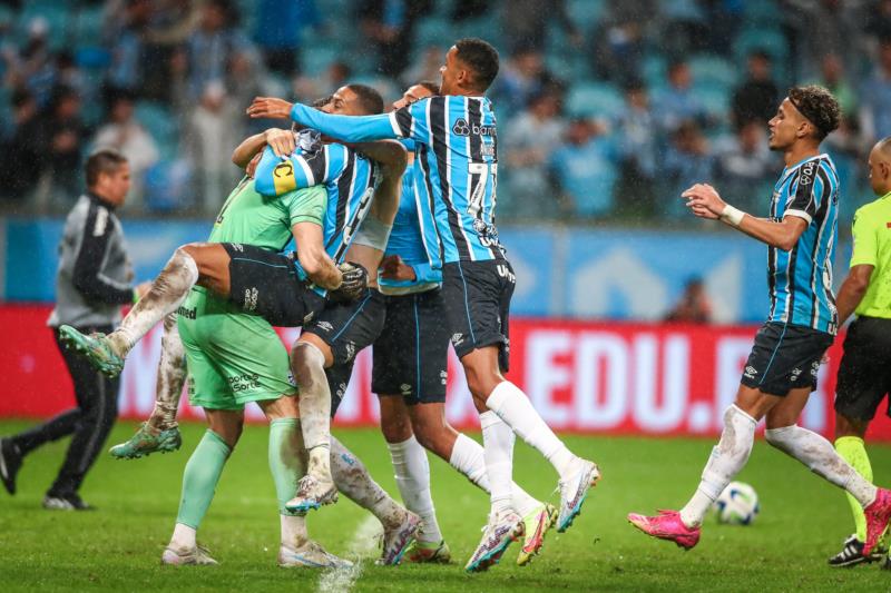 Grêmio vence Bahia nos pênaltis e avança para a semifinal