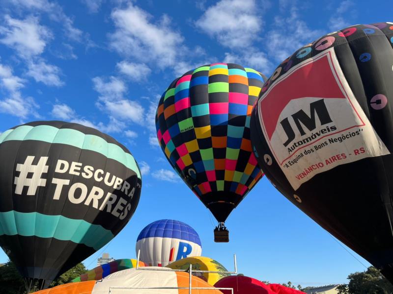 FOTOS: Milhares de pessoas prestigiam o Festival de Balonismo neste sábado