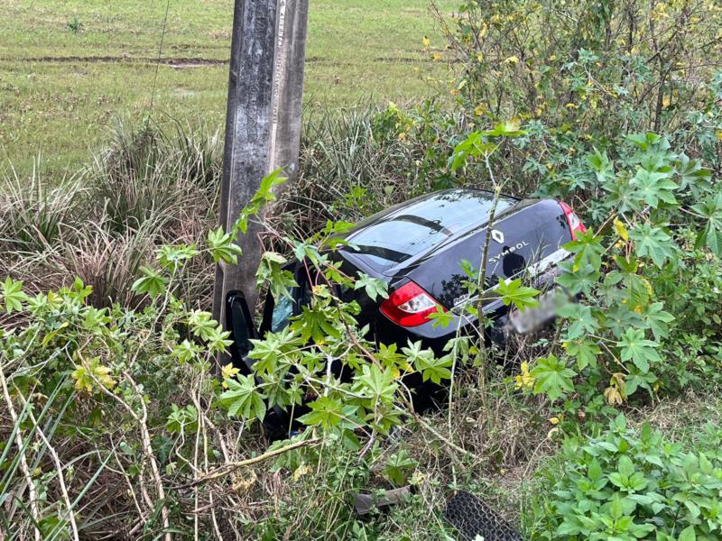 Carro desce barranco após acidente em Santa Cruz