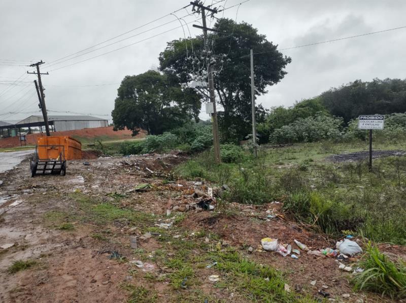 Descarte de lixo no trevo do Bairro Bom Jesus volta a ser alvo de críticas