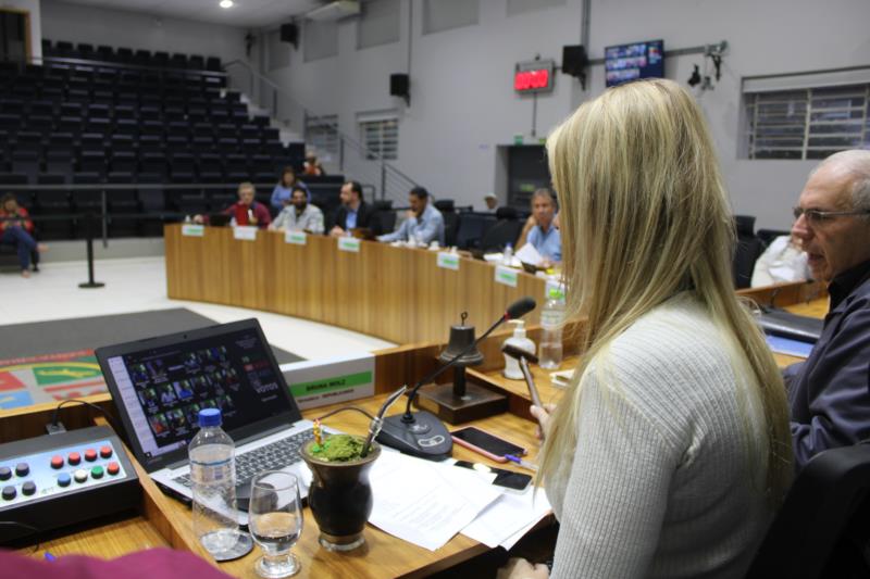 Compra de telas interativas é alvo de questionamento no Legislativo