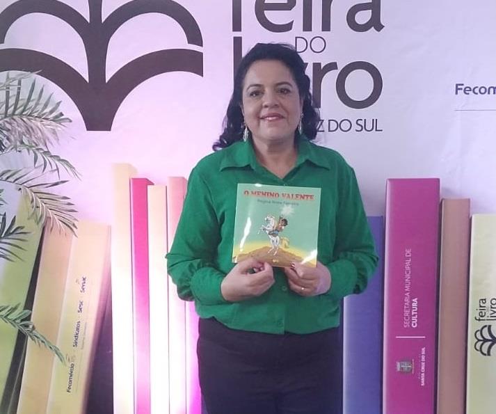 Professora santa-cruzense é responsável pelo título mais vendido da 34ª Feira do Livro