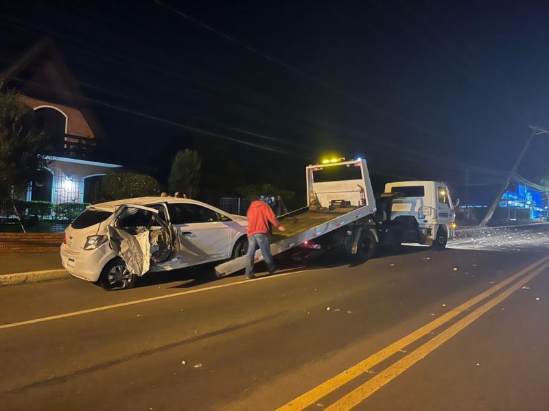 VÍDEO: Motorista perde controle de carro e bate em poste em Vera Cruz