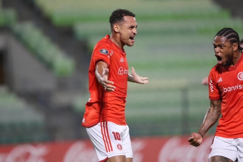 Internacional vence e assume liderança do grupo B