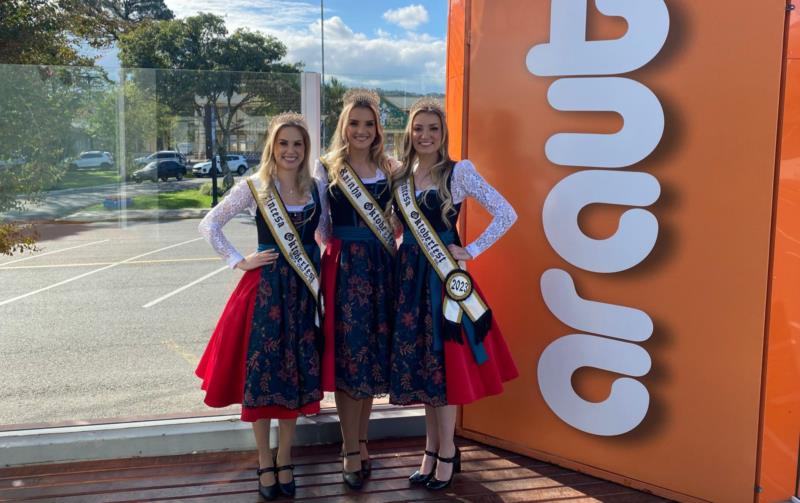 Trio de Soberanas da 38ª Oktoberfest visita o Grupo Arauto