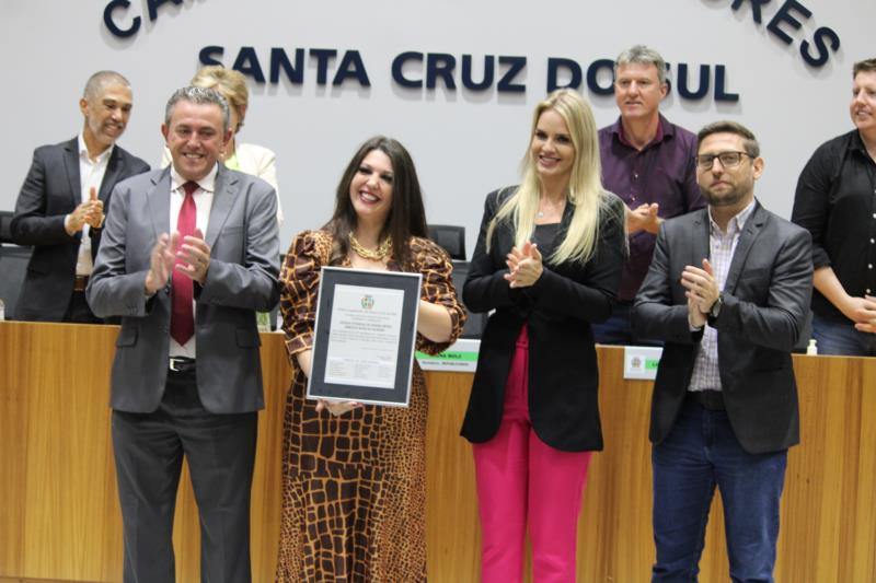 Escola Ernesto Alves de Oliveira recebe homenagem do Legislativo