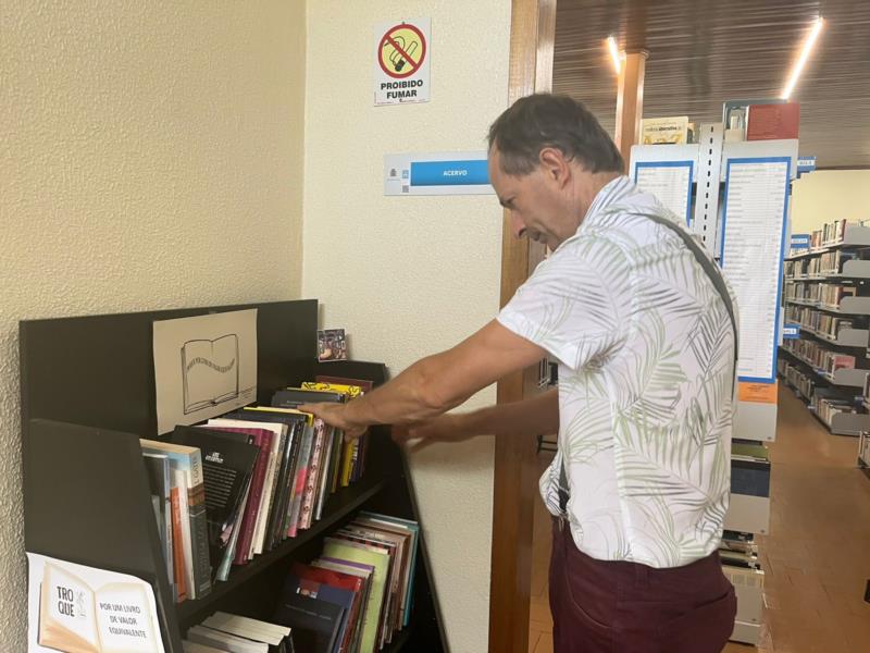 Projeto de troca de livros ganha força na Biblioteca Municipal