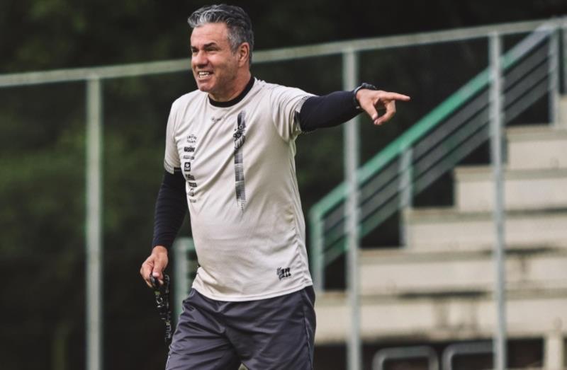 Galo anuncia a saída do técnico Paulo Henrique Marques