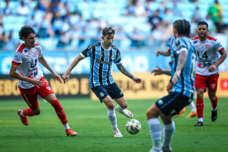 São Luiz larga na frente, mas Grêmio busca empate em casa