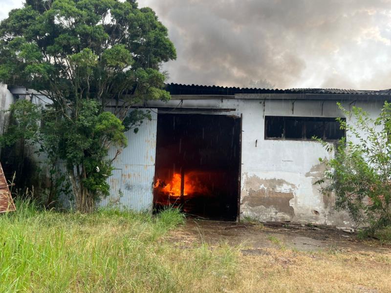 Corpo de Bombeiros segue monitorando situação no antigo prédio do Curtume Closs