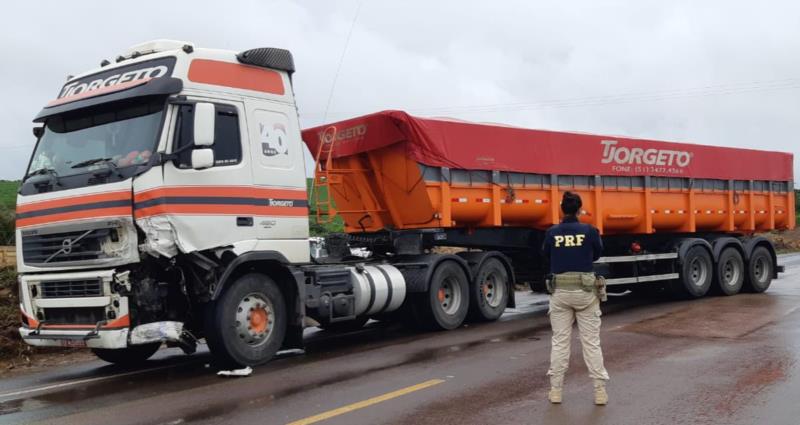 Homem morre em acidente entre carro e caminhão na BR-290