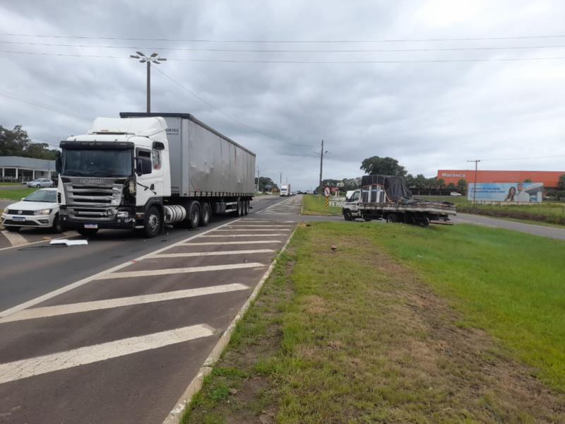 Dois veículos se envolvem em acidente no trevo de acesso a Venâncio Aires