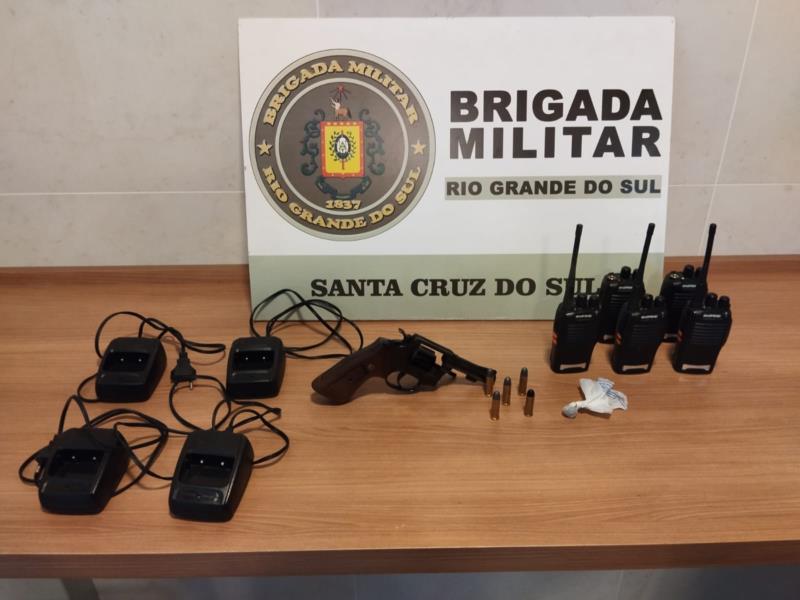 Homem é preso por porte ilegal de arma de fogo e menor apreendido com maconha no Arroio Grande