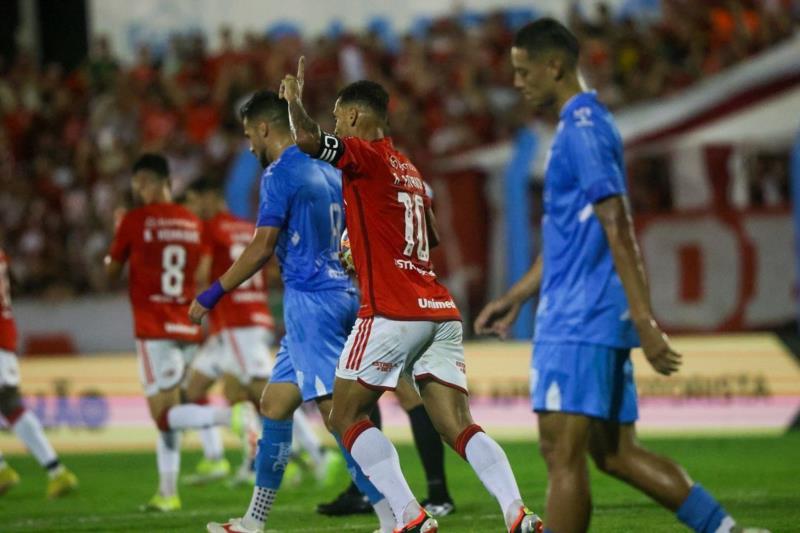 Inter vence o Novo Hamburgo de virada e reassume liderança do Gauchão