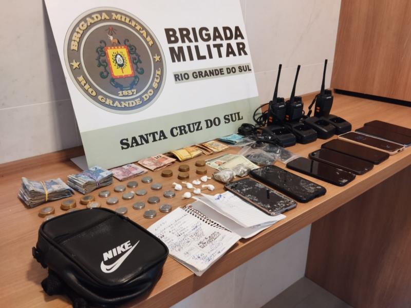 Brigada Militar prende trio com drogas e rádios comunicadores no Bairro Santuário