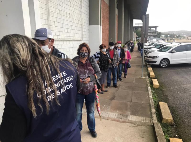 Público forma fila para aplicação da segunda dose da Coronavac em Santa Cruz