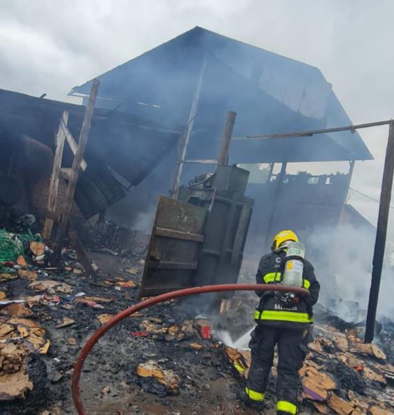 Empresa de reciclagem pega fogo em Mato Leitão