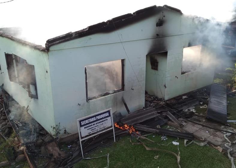 Casa Paroquial é consumida pelo fogo em Cerro Branco