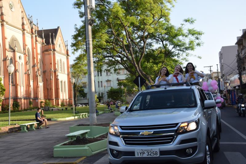 FOTOS: Candidatas a soberanas da Fenachim participam de carreata