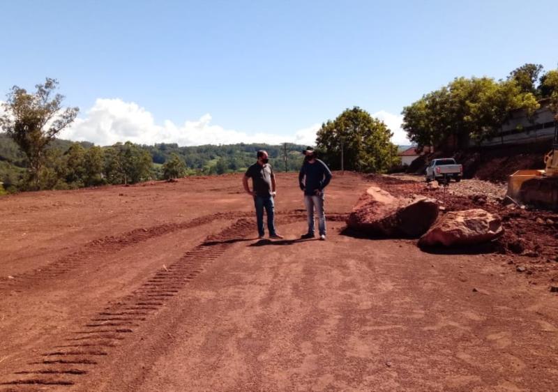 Prefeitura de Venâncio Aires realiza terraplanagem para construção de novo aviário