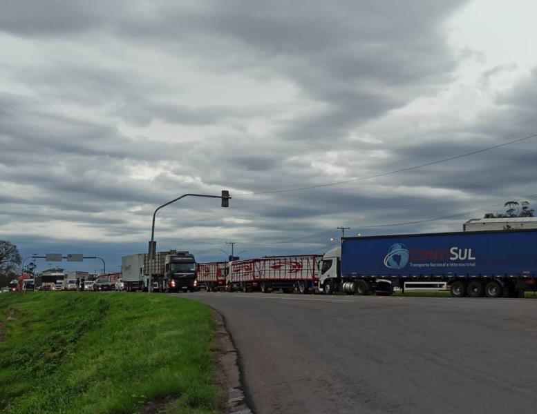 Caminhoneiros protestam em trecho da RSC-287 em Santa Cruz