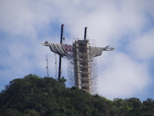 VÍDEO: Monumento Cristo Protetor em Encantado tem braços e cabeça içados