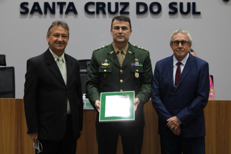 Coronel Fernando Barcellos da Rosa recebe título de Cidadão Santa-cruzense