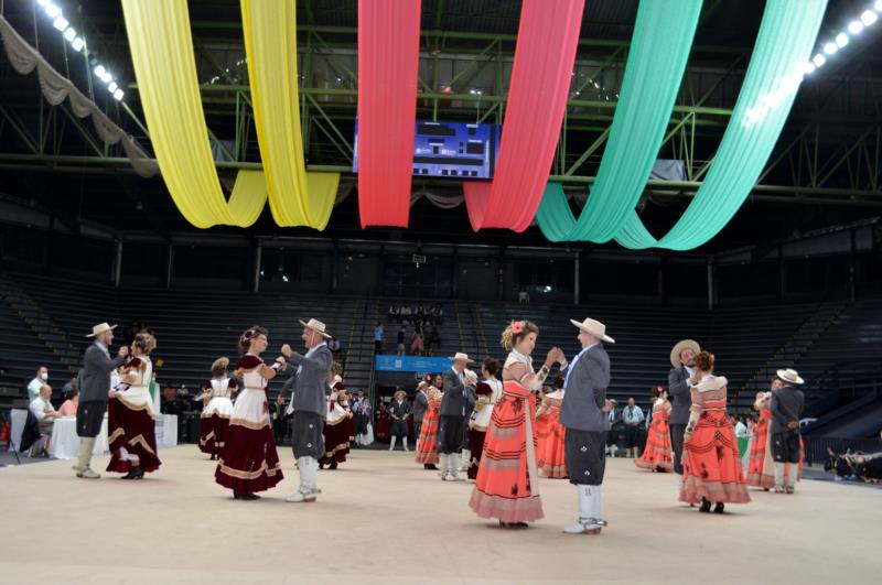 FOTOS: Candeeiro da Amizade encanta nas danças tradicionais