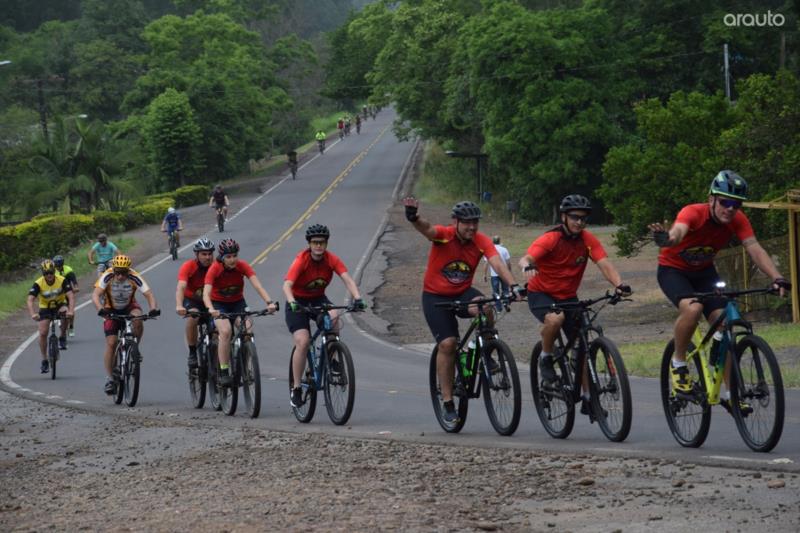 FOTOS: Bicicletada em apoio à ciclofaixa entre Santa Cruz e Sinimbu ocorre abaixo de chuva