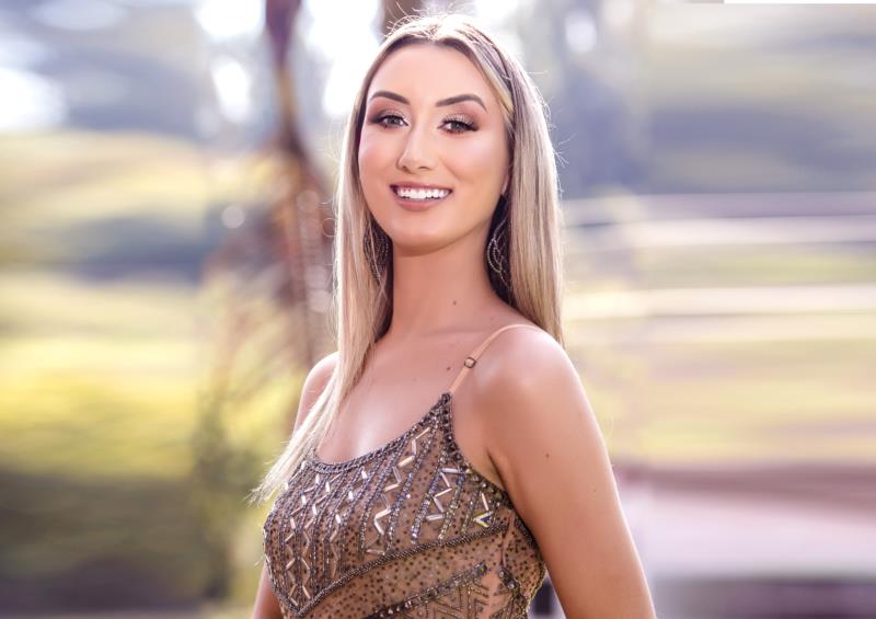 Thalia Schulz é apresentada como candidata à corte de soberanas da 16ª Fenachim