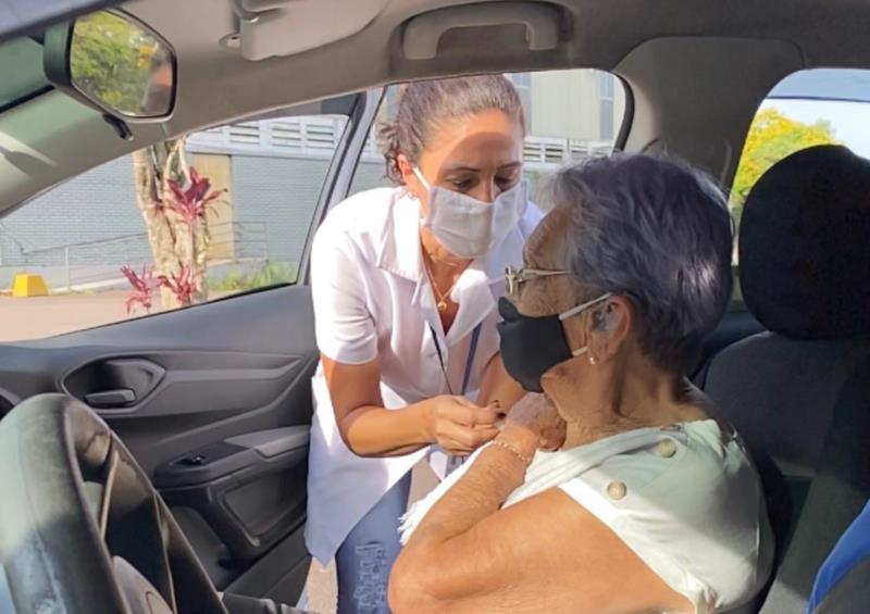 Vacinação drive-thru de idosos acima de 85 anos segue no final de semana, segunda e terça