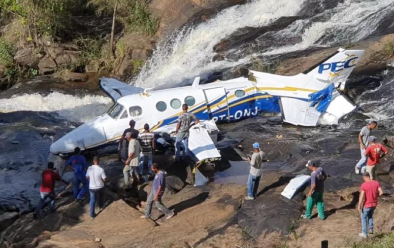 Marília Mendonça morre em queda de avião em Minas Gerais