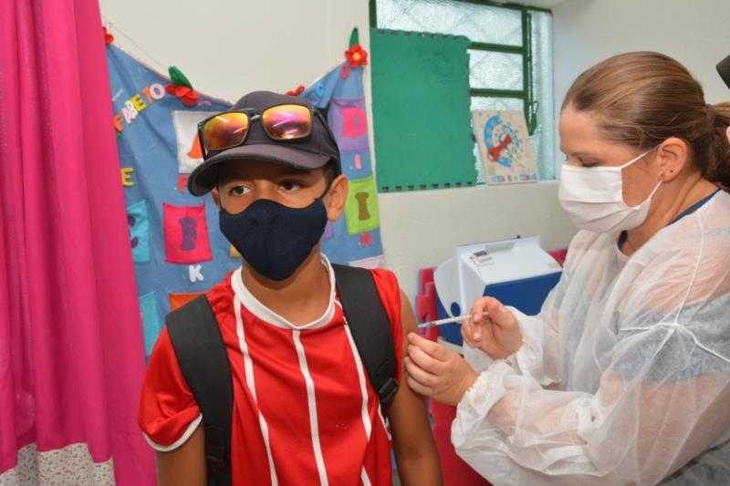 Pais aprovam ação de vacinar filhos na escola em Santa Cruz