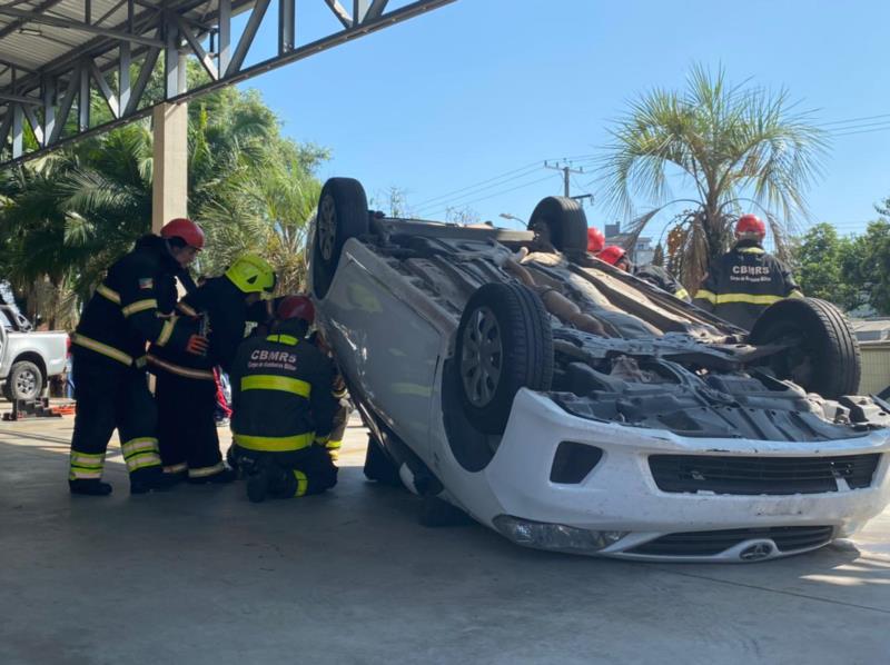 FOTOS: Bombeiros de Santa Cruz e região realizam treinamento de resgate veicular