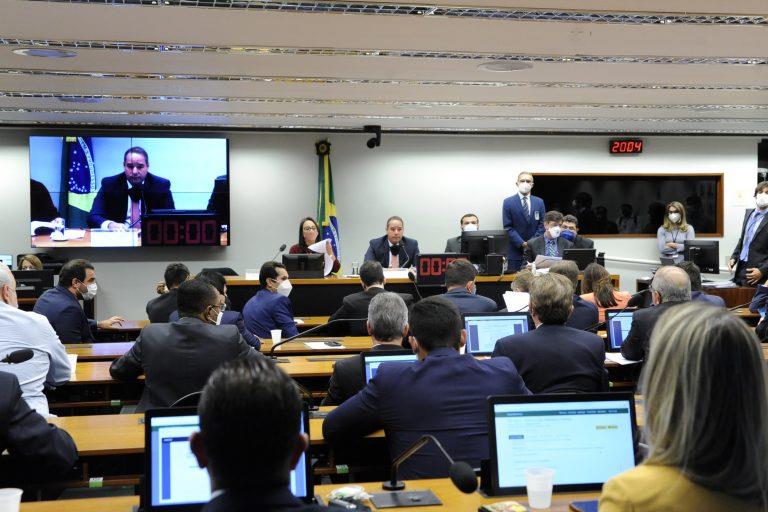 Comissão da Câmara aprova PEC que prevê ‘distritão’ e volta das coligações