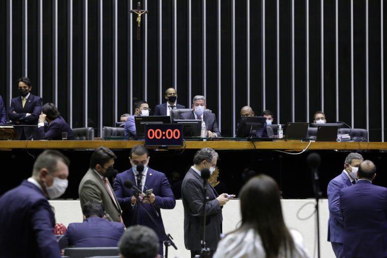 Câmara aprova reforma eleitoral em 2º turno e autoriza volta das coligações