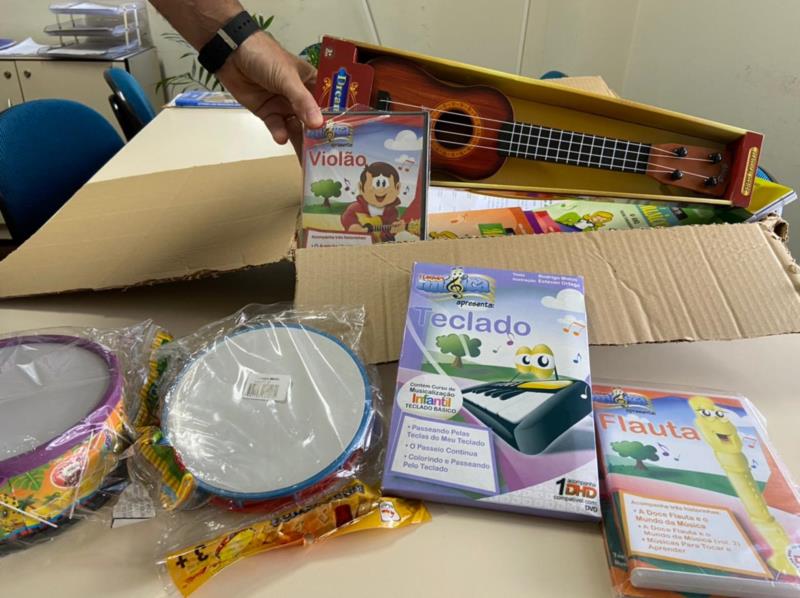 Falta de itens e valor acima do comum motivam devolução de kits da Educação