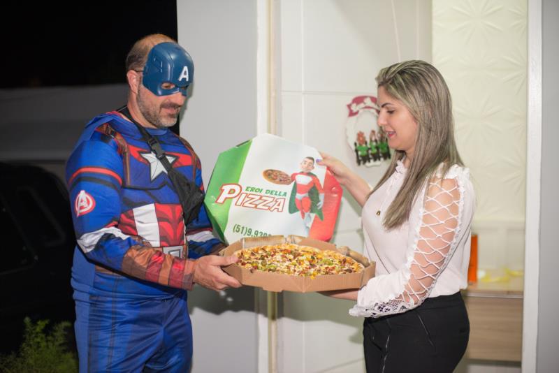 Com entrega feita por super-heróis, pizzaria inova em Santa Cruz