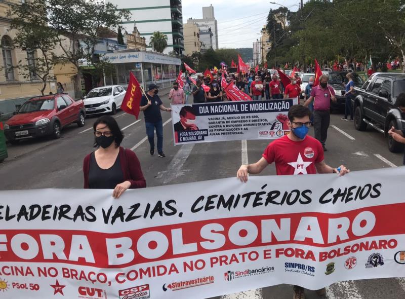 FOTOS: Manifestantes se reúnem em ato contra Jair Bolsonaro em Santa Cruz