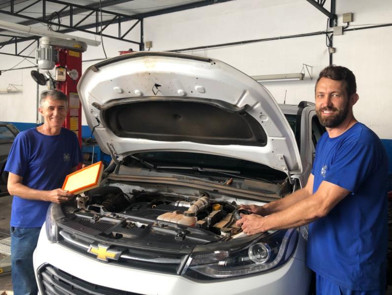 Das mãos de pai e filho, trabalho e foco como peças essenciais para o sucesso da Mecânica Hoesel