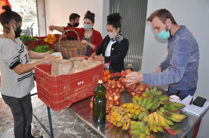 VÍDEO: Juventude que produz e entrega em casa cestas repletas de saúde