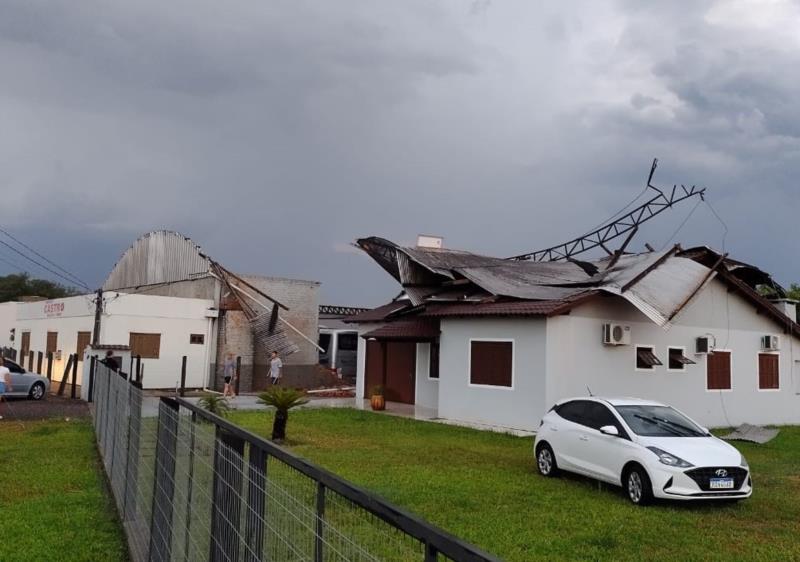 Força do vento destelha sede de empresa em Vera Cruz