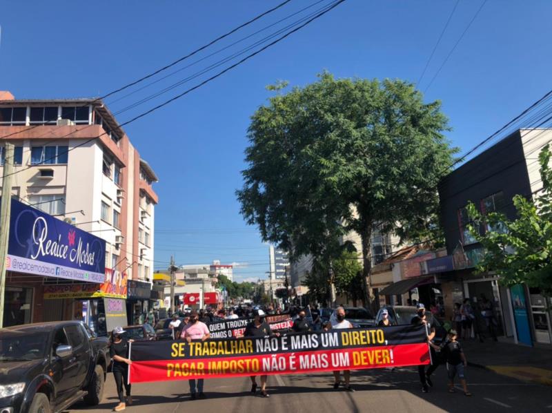 Donos de lancherias, bares e restaurantes protestam em passeata em Venâncio Aires