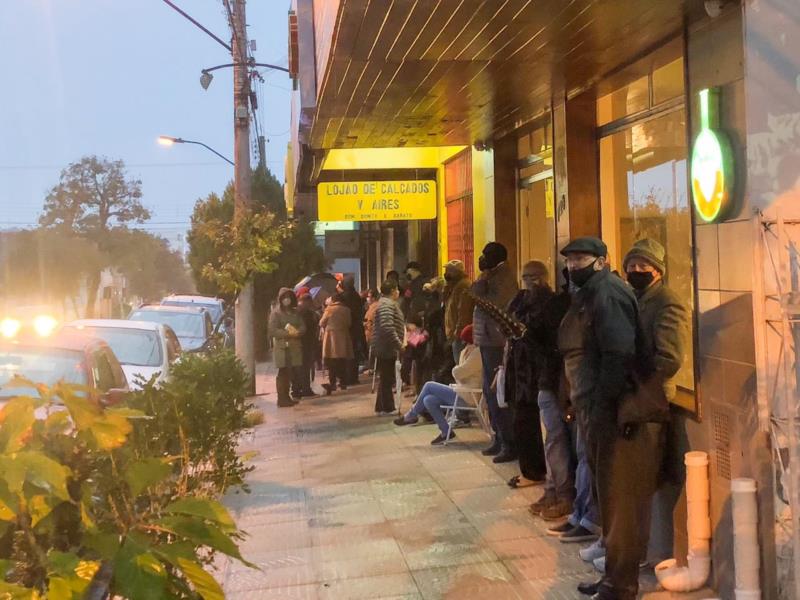 Fila para vacinação de 2ª dose começou durante a madrugada em Venâncio Aires