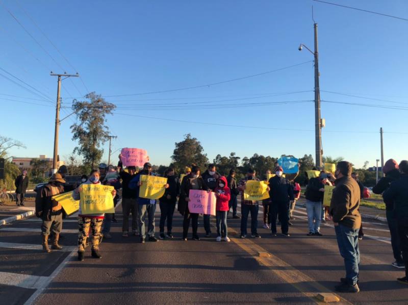 Moradores bloqueiam RSC-453 a favor da reinstalação de lombadas eletrônicas