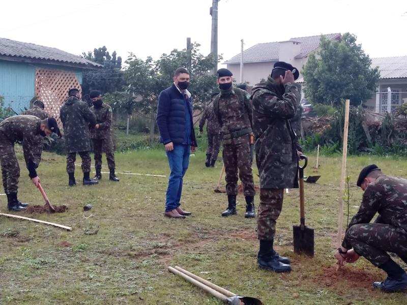 Parceria entre Exército e Prefeitura viabiliza plantio de árvores frutíferas em bairros de Venâncio Aires