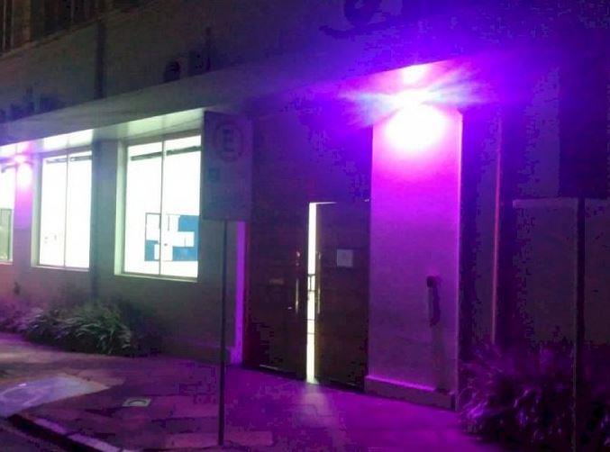 Câmara de Vereadores recebe iluminação especial em alusão ao Outubro Rosa