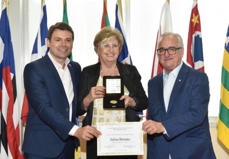 Prefeita Helena Hermany recebe a medalha da 55ª Legislatura da Assembleia Legislativa